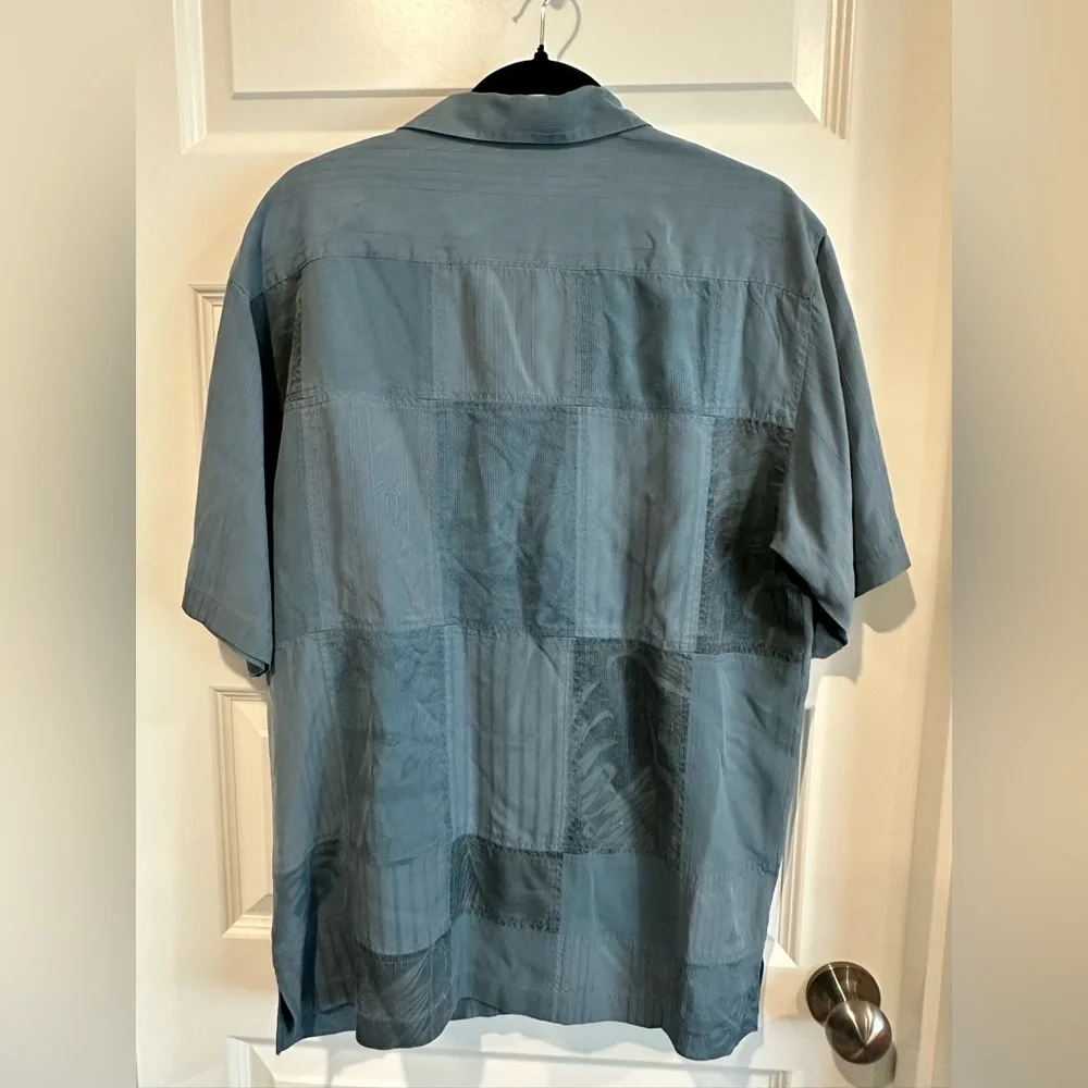 Tommy Bahama Blue Short Sleeve Shirt - EUC - Picture 2 of 3